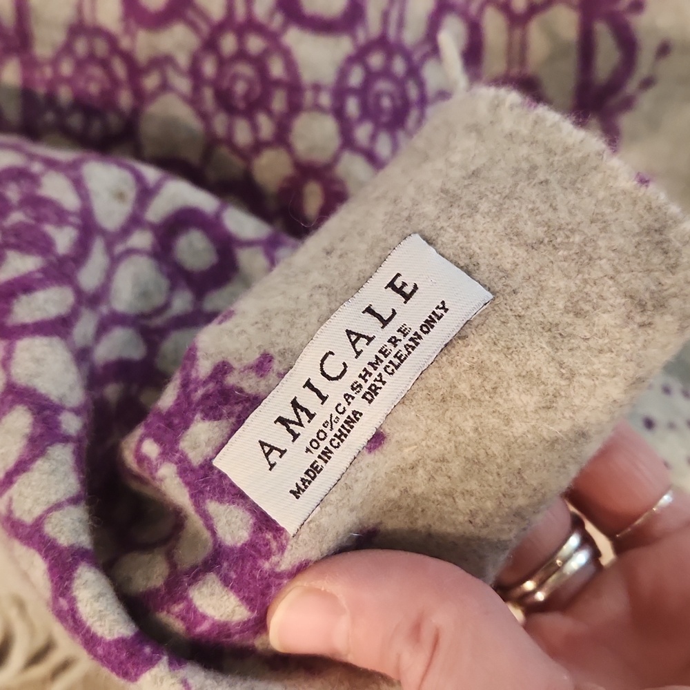 Amicale Cashmere Scarf - Picture 2 of 3